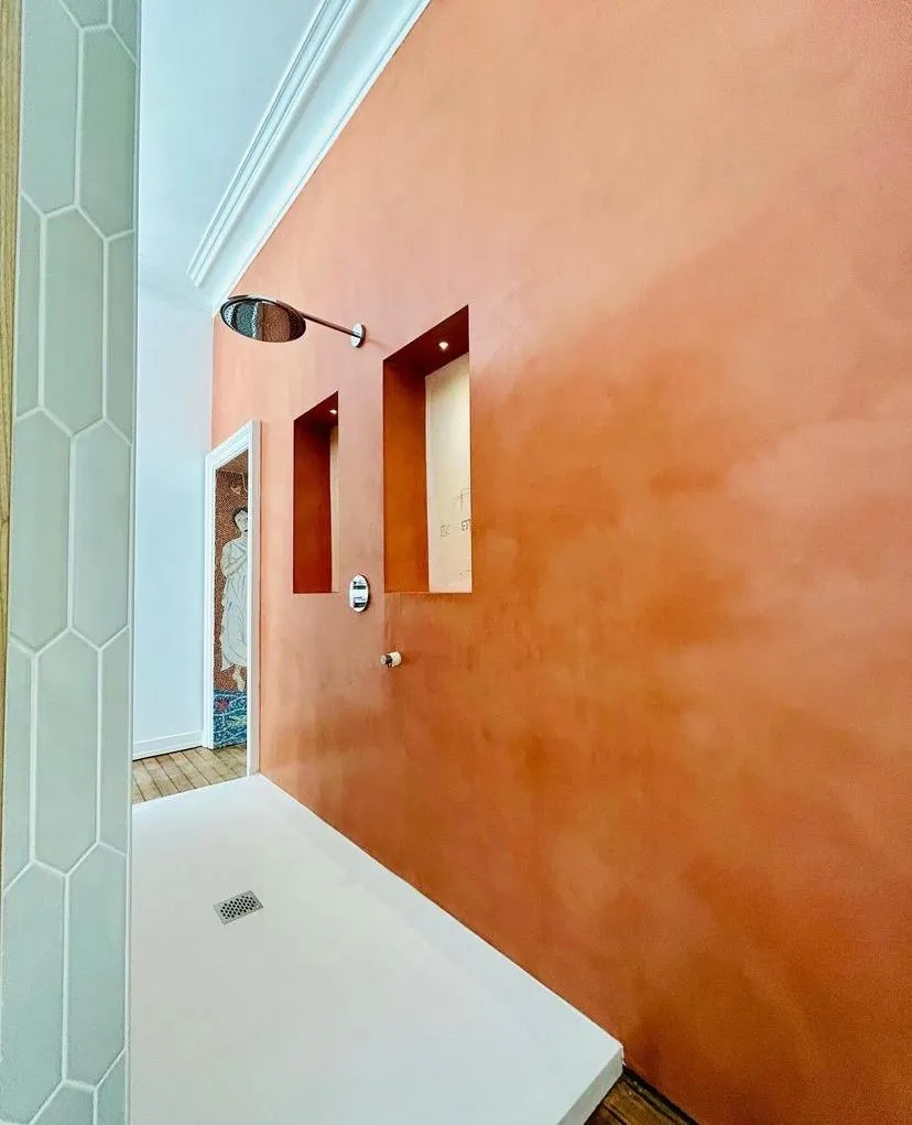 Salle de bain en béton ciré terracotta avec douche à l'italienne