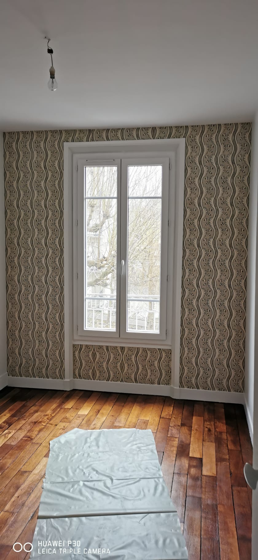 Appartement parisien avec papier peint et boiseries laquées, réalisation PEREINOV