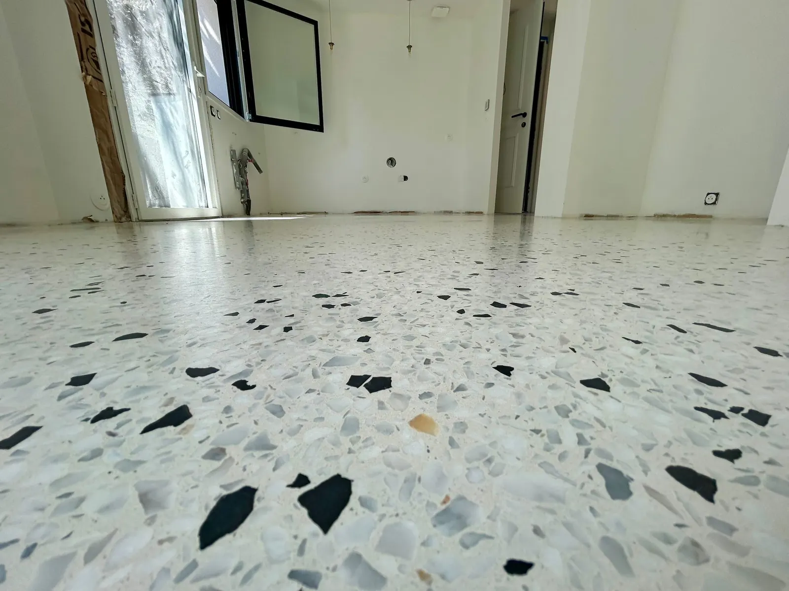 Sol en terrazzo coulé, finition polie
